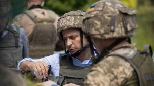 le-nouveau-president-ukrainien-volodymyr-zelensky-lors-d-une-visite-sur-la-ligne-de-front-le-27-mai-2019-a-lougansk_6184098