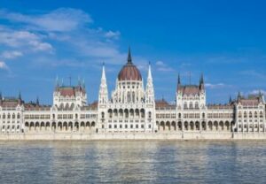 Budapest-Parlement-Hongrie-2000-e1539693558519-360×250