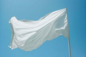 Drapeau blanc dans le ciel bleu